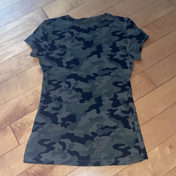 Guess camo t-shirt, brand New short sleeve guess Los Angeles - Picture 2 of 6